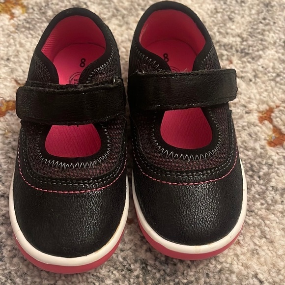 Kid’s shoes - Picture 1 of 8